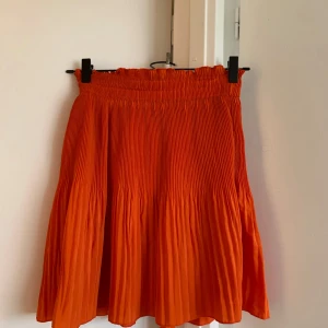 Orange plisserad kjol - Resår i midjan Jättefint skick