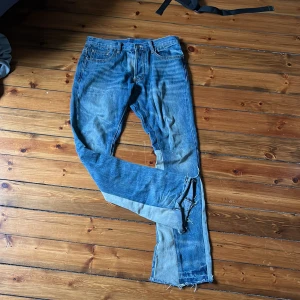 Mnml flare jeans  - Skick 9/10 den runda cirkeln på bakfickan är en detalj från företaget samt utan läder patch 