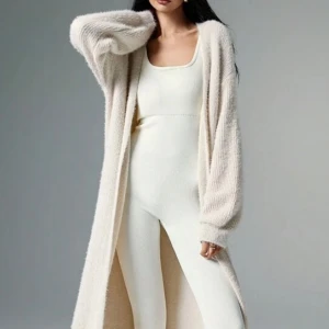 Stickad lång kofta  - Stickad lång beige/aprikos kofta 