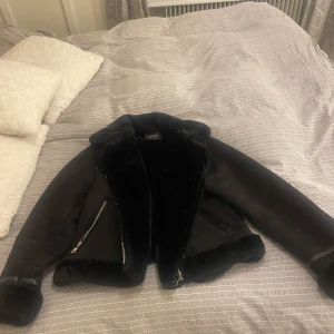 Likande meotine jacka  - Jätte fin jacka som är perfekt nu inför hösten. Använd endast få gånger. 💕