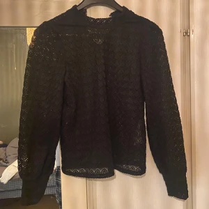 Spetsblus - Svart långärmad spetsblus från JDY💗 Köpt på nelly  Andvänd två gånger😊 Storlek S 