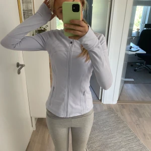 Lululemon define jacket - Säljer denna jättefina Lululemon define jacket i en ljuslila färg. Jackan är använd några få gånger så ser ut precis som ny. I storlek 6 vilket motsvarar Xs/S💕💕💕