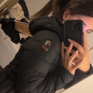 Dunjacka - En höstig parajumperr jacka. Använt fåtals gånger och  inga defekter. Storlek Y-L (14-16 år ungdomstorlek). Nyspris: 4000, mitt pris: 800.    PRISET GÅR SÅKLART O DISKUTERA