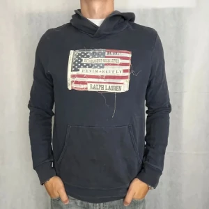 Ralph Lauren hoodie - Riktigt skön raffe hoodie. Eftertraktad modell. Fint skick inga fläckar eller hål. Storlek M. Modellen är 185 