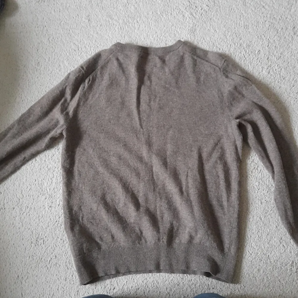 En näst intil oanvänd gant sweater, den är nästan lite brun, khaki i färgen och är gott skick, den passar dig bäst som har storlek s och 170 . Tröjor & Koftor.