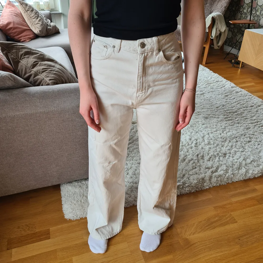 Jättefina vita/beiga jeans från gina tricot! Storlek 36 egentligen men är insydda i midjan så skulle säga 34. Passar mig som är 163 cm. Bra skick!. Jeans & Byxor.