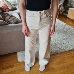 Vita/beiga jeans - Jättefina vita/beiga jeans från gina tricot! Storlek 36 egentligen men är insydda i midjan så skulle säga 34. Passar mig som är 163 cm. Bra skick!