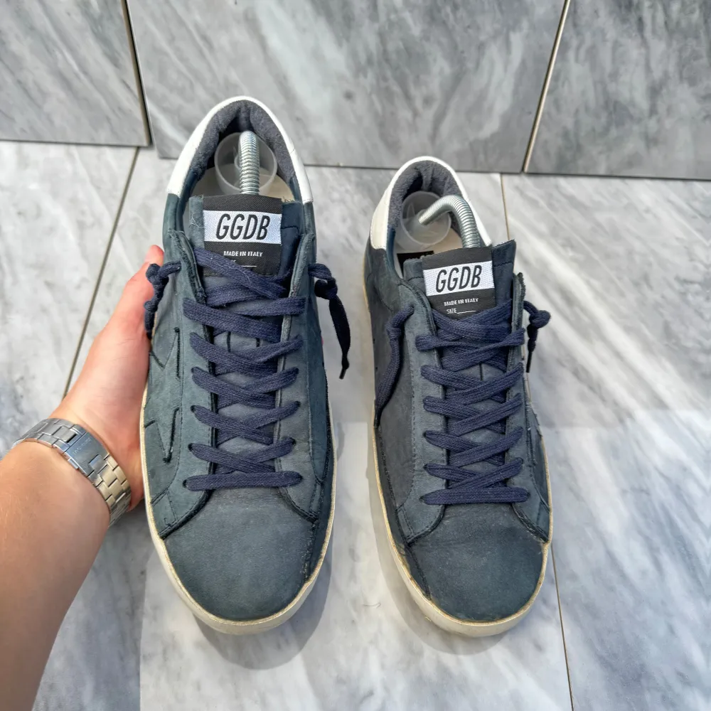 STEAL VECKA! Golden Goose sneakers | Utmärkt skick | Sitter 0,5 storlek större | Nypris: 5000 kr | Ingår: endast skorna | Frakt spårbart via Postnord eller Instabox, där köparen betalar | Tveka inte att höra av dig vid frågor📩. Skor.