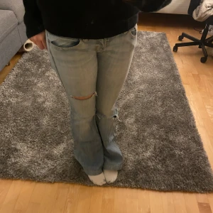 Låg midjade ljus blåa bootcut jeans  - Klippte hålen själv, kommer inte till användning längre så jag säljer dem❤️