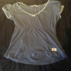 Tröja - Jättesöt dolly liknande ljusblå top från odd Molly med puff ärmar och spets. Köpt second hand och använd fåtal gånger av mig, super bra skick. Fråga om du har frågor!