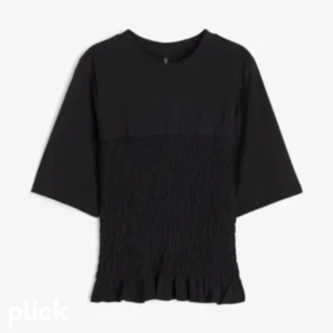 Svart tröja  - Svart tröja ifrån hm! Super populär och helt slut på hm hemmsida! Aldrig använd! Skriv om fler frågor och fler bilder!❤️💋