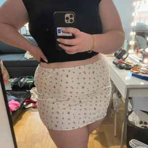 Blommig kjol - Kjol från ASOS, aldrig använd.