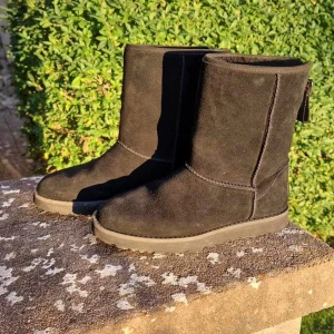 Uggs - Säljer mina uggs som jag knappt använt då de varit lite för små. Så de är i toppen skick! Nypris över 2000kr men jag säljer för 700 eller bud för de används ej 😃 storlek 37 