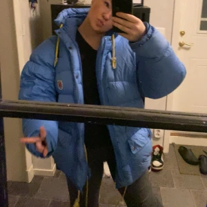 Fjällräven jacka - säljer nu min älskade fjällrävenjacka då jag vill köpa i en annan färg, den håller värmen jättebra och är i en mycket fin blå färg. inga skador eller så!! hör av dej vid frågor eller intresse, priset går att diskutera❤️❤️