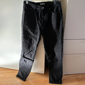 Mom jeans - Gina - Använda jeans men inga hål eller utslitningar. Sitter lite tight i midja och rumpa, därav säljs dem. 