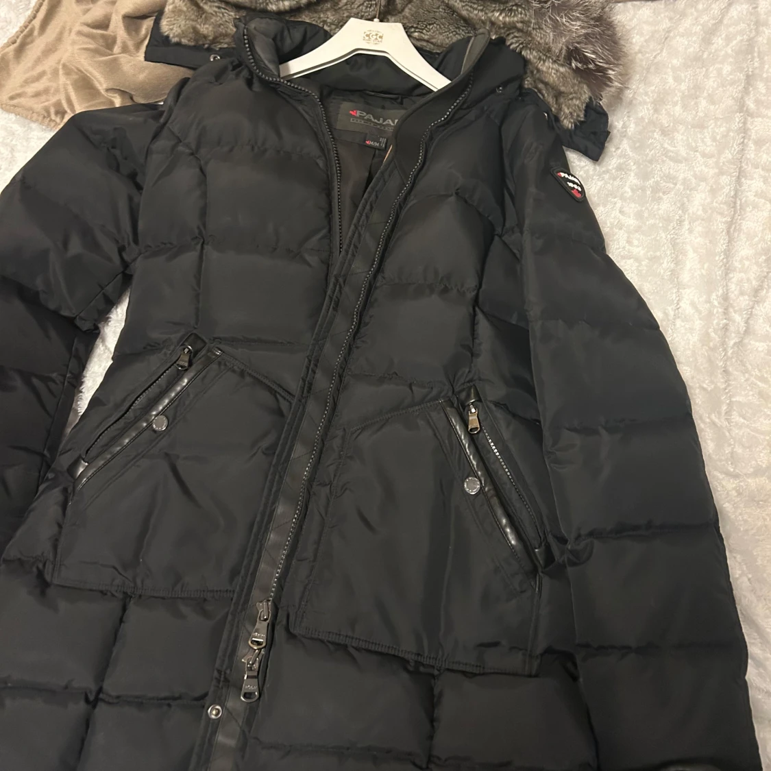 Pajari dunjacka med pälskrage