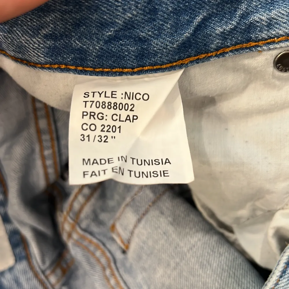 Storlek W31L32, Tiger Of Sweden, bra skick och ej speciellt mycket använda. Modell ”Nico” Passform Regular fit – raka från höfterna till låren och har en vidare öppning över anklarna än slim fit.. Jeans & Byxor.