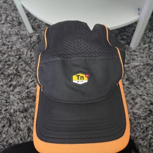 Nt keps - En fin och skön nt keps säljs inte längre, inte defekter bara bokstaven R som e lite slitet annars är den knappt Andvänd och snygg.