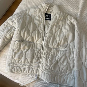 zara jacka  - säljer denna fina höst/vårjackan. Ja säljer den för ja har köpt andra jackor men annars i superbra skick och inte alls så mycket använd!