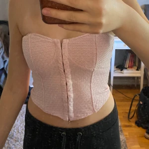 Korsett - Ljusrosa korsett topp från hm, knappt använd, inga fläckar, passar till fester