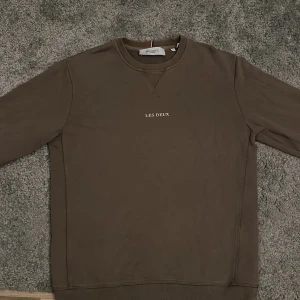 Brun LES DEUX tröja - Skön brun Les DEUX tröja, Storlek XS/ 13-16 år passar fint nu inför höst/ vinter nypris 1100 mitt pris 350, skick:8/10 ganska använd men inga defekter eller liknande. Kontakta gärna om du har frågor