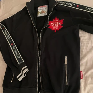 Dsquared2 - En dsquared2 kofta i okej skick de ändå som behövs är en kedja till zipen så är den i perfekt skick först till kvarn!
