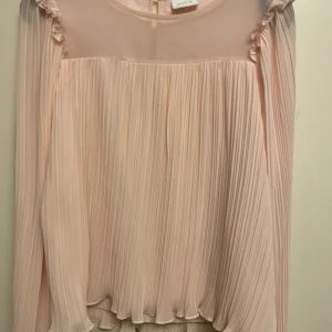 Skjorta  - Jättefin skjorta i ljusrosa och är nästan ny i storlek M