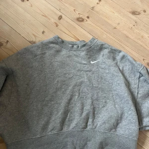 Nike sweatshirt💕 - Sweatshirt från nike i strlk xs men skulle säga att den passar xs-m beroende på vilken passform man söker💕 fint skick