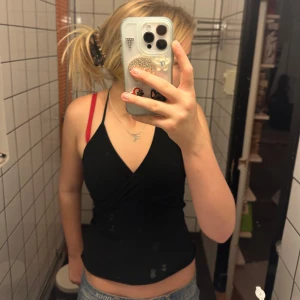 Halterneck topp från brandymellvile - Söt svart halterneck topp från brandy