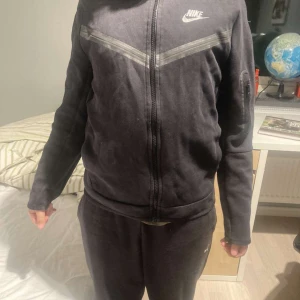 Nike tech fleece svart storlek 147 till 158 - Nike Tech Fleece  inga hål eller fläckar
