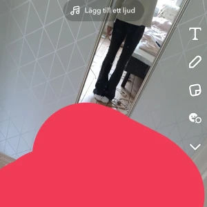 Weekday jeans - Weekday jeans i strlk 25 som är low wasit  passar mig som e 166 dem är lite nertrampande men de är inget man tänker på 