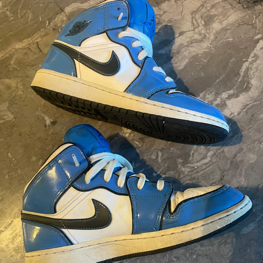 (GS) Air Jordan 1 Mid signal blue. Sparsamt använda. Storlek 39.. Skor.