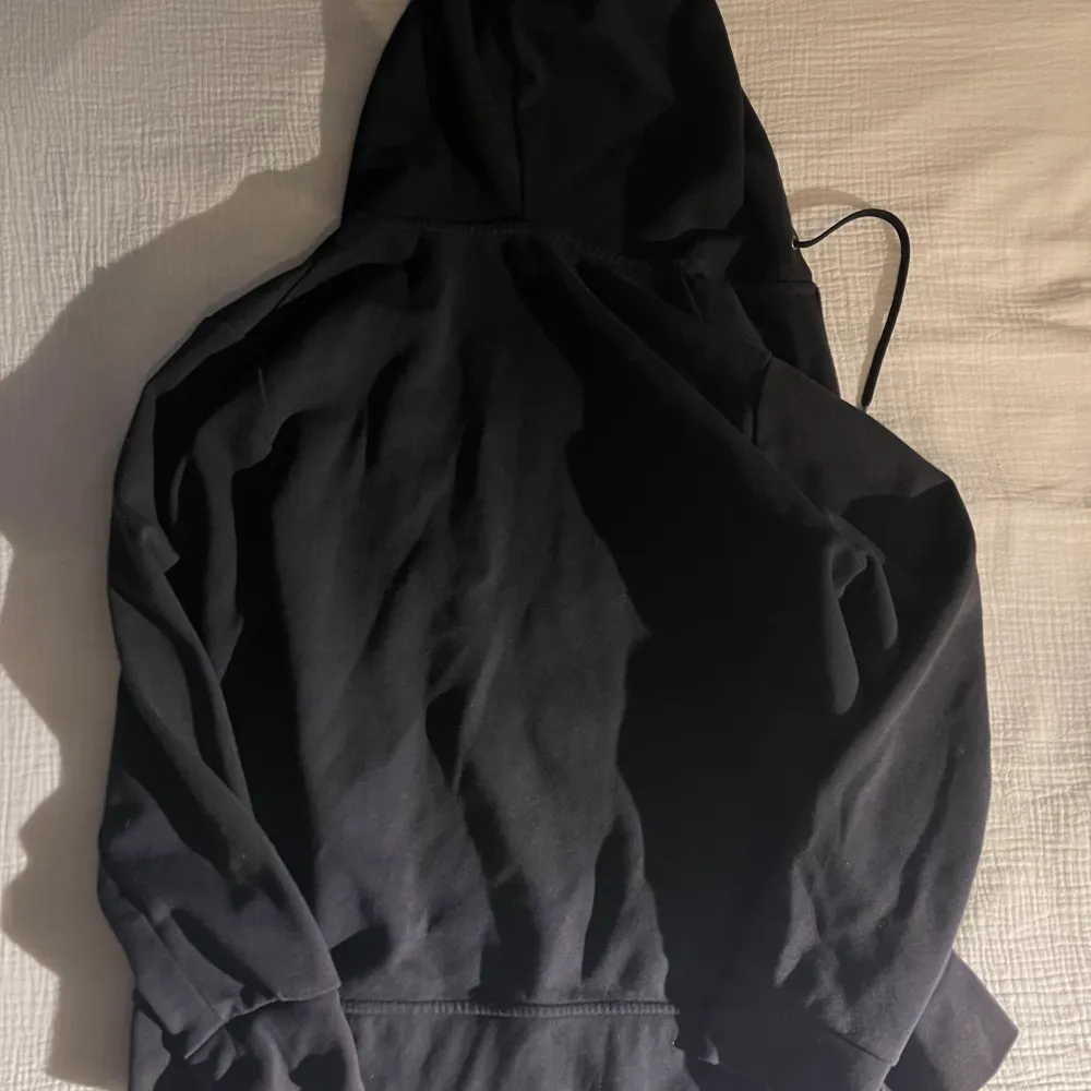 En Ralph Lauren zip tröja med luva i väldigt bra skick.  Nypris: 2199kr. Tröjor & Koftor.