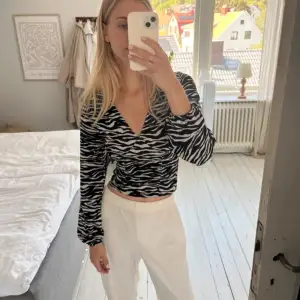 Lånade bilder! Så galet fin blus från ginatricot🙏🏼nyskick. Har fina ärmar och formar midjan super fint💘💘170kr+frakt men pris kan diskuteras 