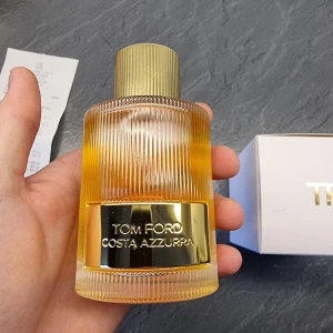 Tom Ford Costa Azzurra - Tjenare, säljer nu min Tom Ford Costa Azzurra då jag har tröttnar på den. Har använts ett par gånger men är typ helt full. Ny pris 2085kr. Kvitto kan du också se på sista bilden. Pris kan såklart diskuteras 