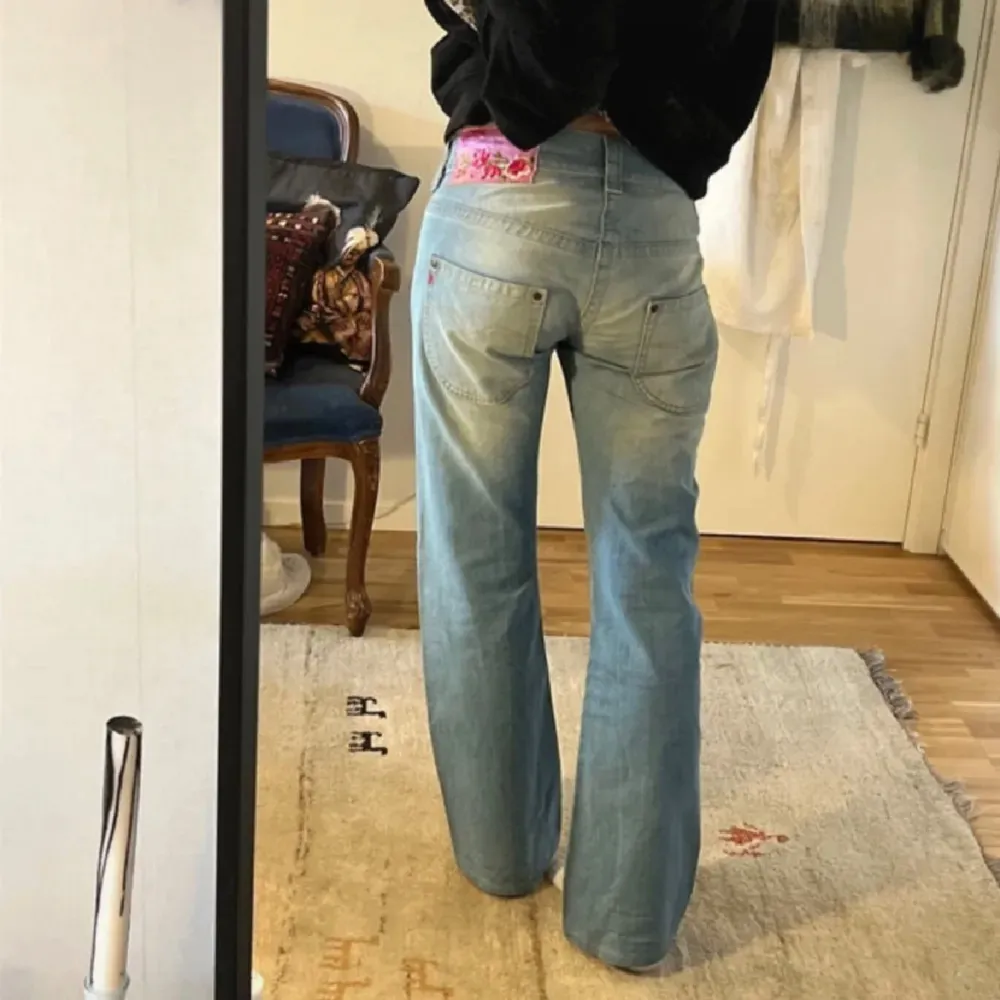 (Förra ägarens bilder) Lågmidjade Replay jeans köpta här på plick 💐 midjemåttet är ca 40 cm och innerbenslängden 77 cm Lite slitningar på ena hälen. Jeans & Byxor.