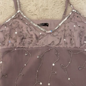 Snygg lila topp💜 - Jätte fin lila topp som skulle passa perfekt till fester, har aldrig kommit till användning och är i nyskick 💜