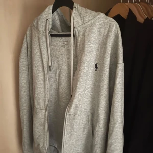 Polo ralph lauren tracksuit - Säljer denna feta ralph lauren tracksuiten! Går att köpa enskilt tröja och byxor👍🏽