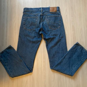 Jeans   - Snygga och sköna jeans från Levis  Mått W32 L34  Skick 9/10  Pris kan diskuteras😊