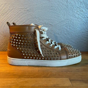 Louboutin 44 - ÄKTA Louboutins i storlek 44. Fint skick! Korrekt färg syns på bild 3. Kom privat vid minsta lilla fråga!