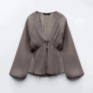 Blus zara - Brun/grå blus från zara i storlek M. Använd fåtal gånger💓💓