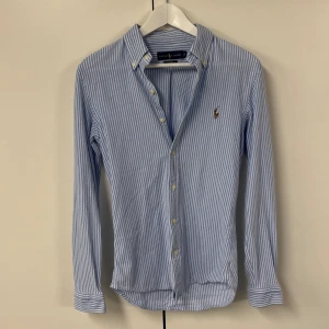 Polo Ralp Lauren skjorta  - Riktigt stilig raffe tröja i extraordinärt skick🤑  Bara att höra av er vid mer frågor !! 