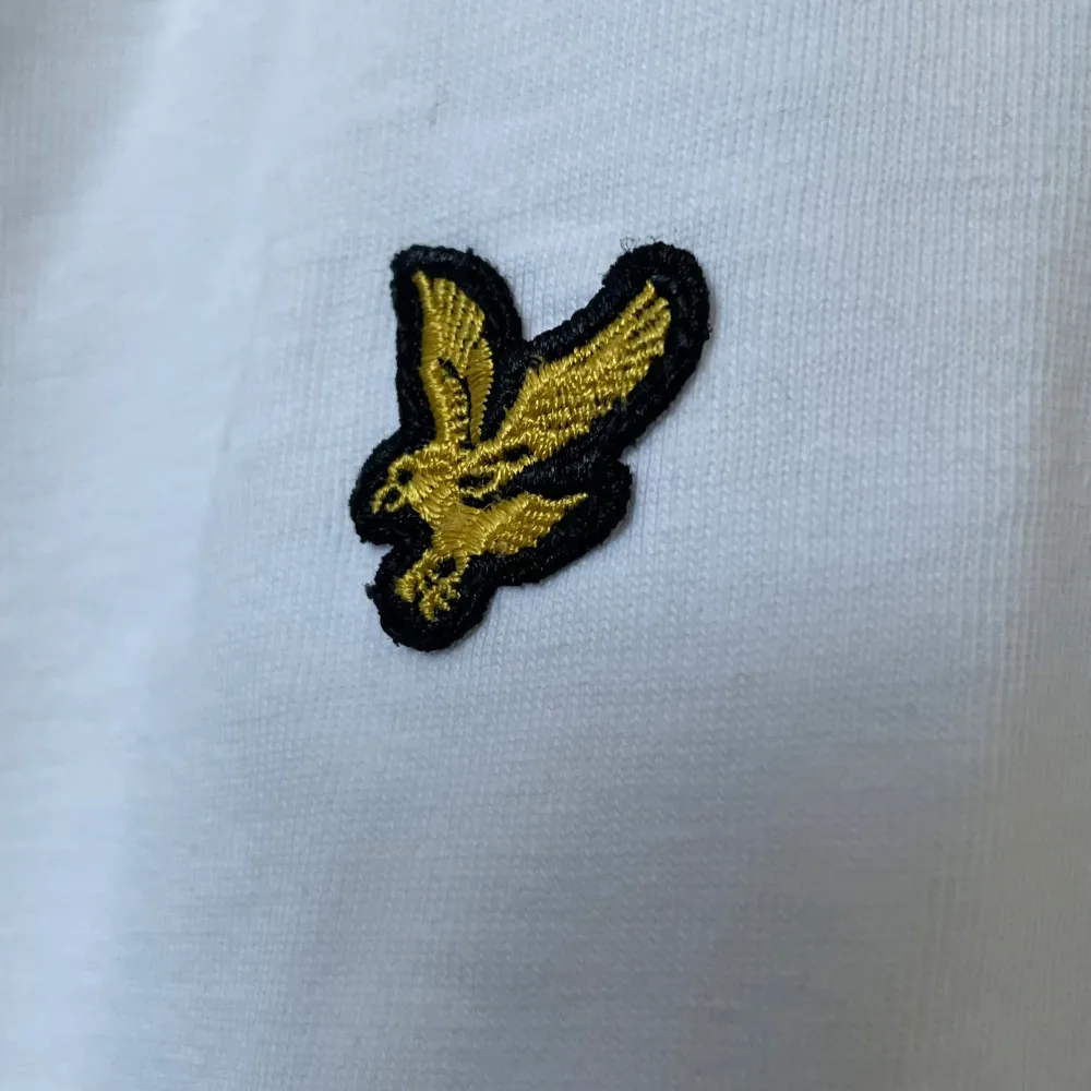 Lyle and Scott i vit #2  (Har flera likadana i storlek M och färg Vit) . T-shirts.