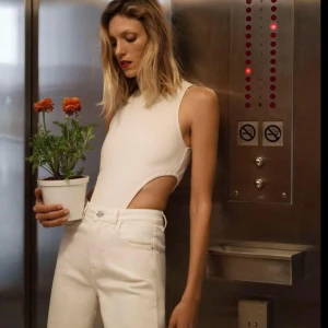 Zara topp - Säljer denna coola och unika topp/body från zara eftersom den inte kommer till användning🌸