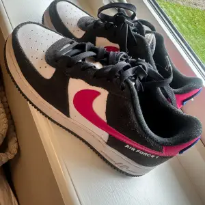 Nike air force i svart/vitt/rosa i storlek 38,5. Säljer pga försmå i storleken för mig. Nästan helt nya🤩