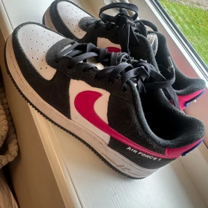 Nike air force i svart/vitt/rosa i storlek 38,5 - Nike air force i svart/vitt/rosa i storlek 38,5. Säljer pga försmå i storleken för mig. Nästan helt nya🤩