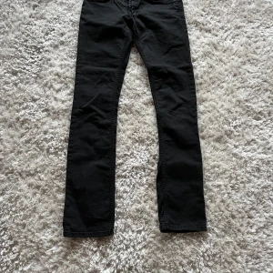 Svarta jeans  - Säljer ett par snygga svarta jeans. Det är ett väldigt bra jeans som är i ett bra skick då de knapp är använda!! Perfekta åretrunt passar dunder som vardags jeans🔥Priset gå att förhandla🤩