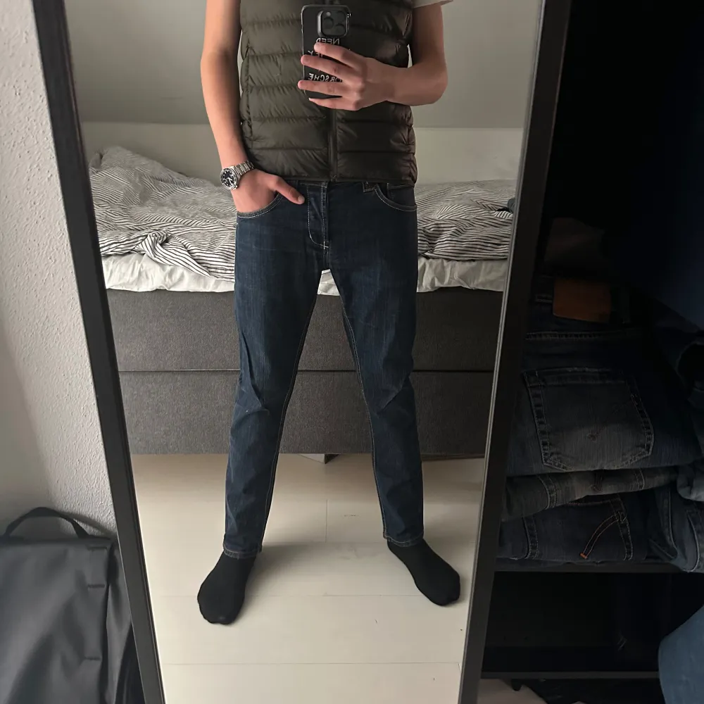 ett par riktigt najs dondup jeans, helt nya, strlk 32, modell slimfit , modellen är 177cm, väger 55! hör av er vid intresse!. Jeans & Byxor.