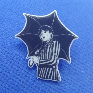 Pins - Addams Wednesday - Pins - Måttet på själva låset låsanordningen på baksidan av pinsen är ca 1.2 cm.