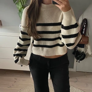 stickad tröja - nelly - svart och vit randig stickad tröja från Nelly ❤️i storlek S, använd 1 gång